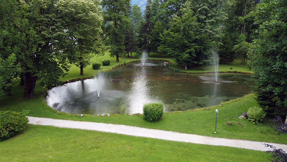 Springbrunnen im Schlosspark mit Fischen