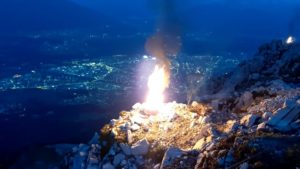 Feuerbrennen - Sonnwendfeuer am Berggipfel in Lofer