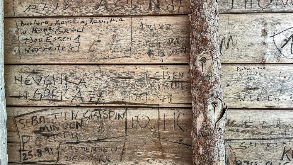 Zeitzeugen - Verewigungen auf der Hütte